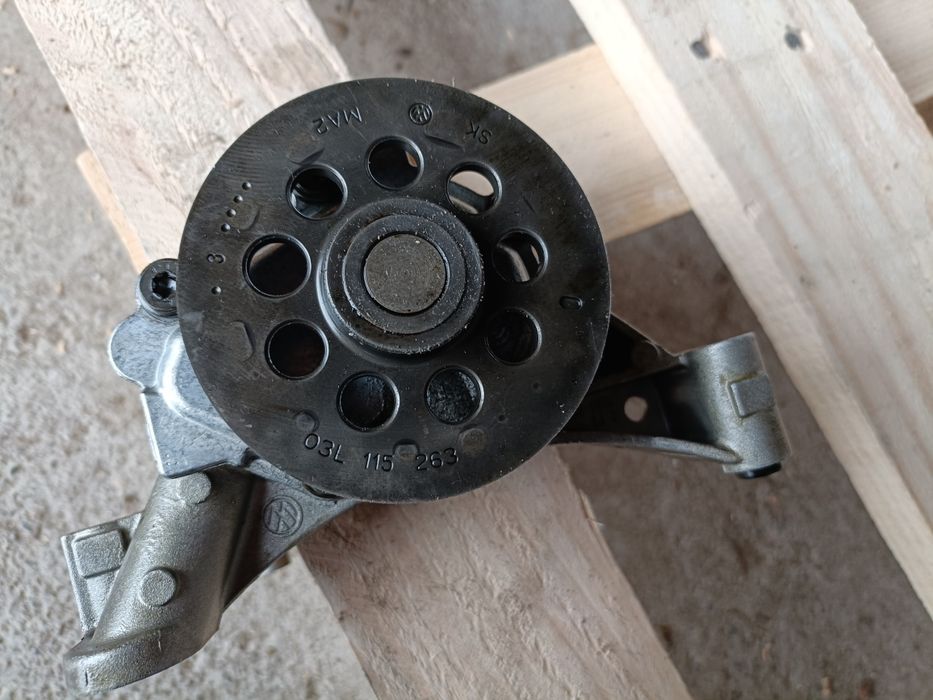 Pompa ulei VW Golf 6 1,6 Tdi ,originala,stare perfecta de funcționare.