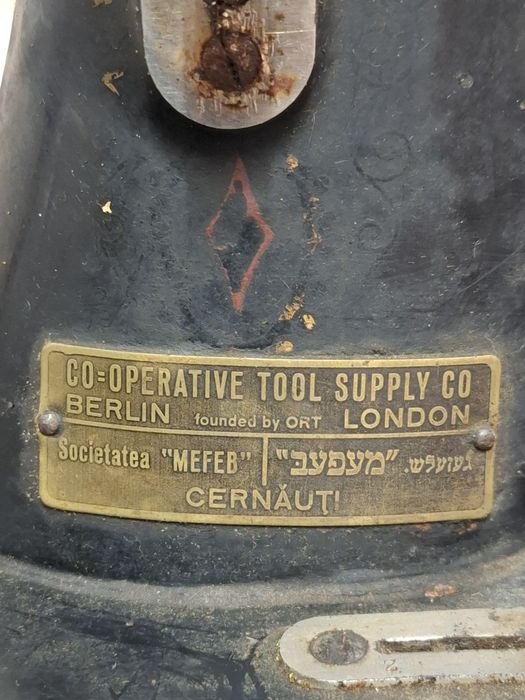 Mașină cusut veche industriala bazată pe Singer