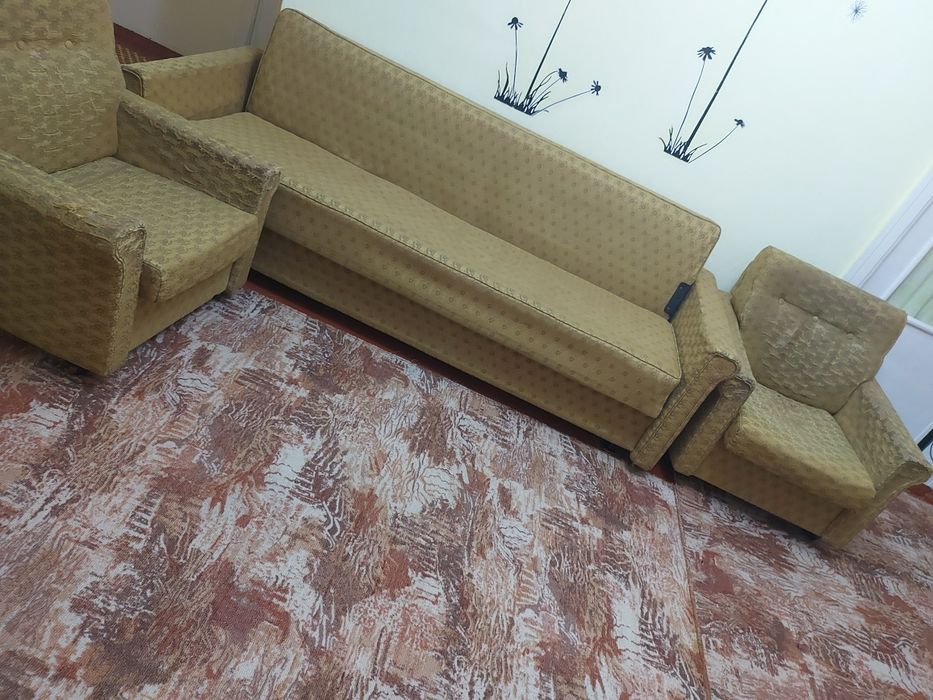 Отдам бесплатно советский диван и два кресла