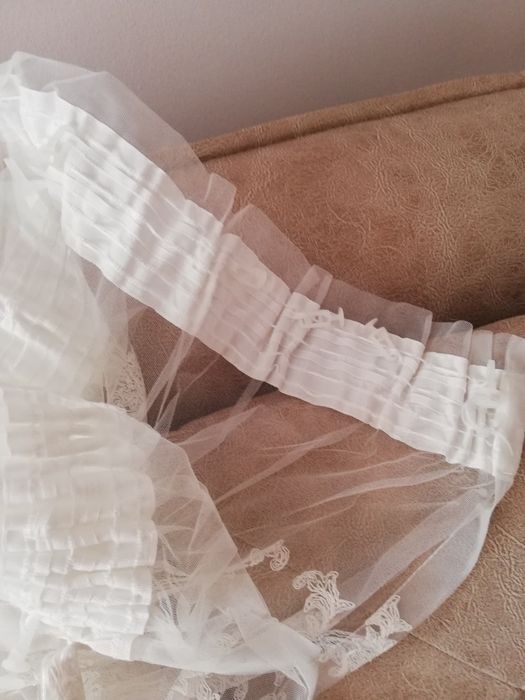 Пердето е готово за закачане с кукички