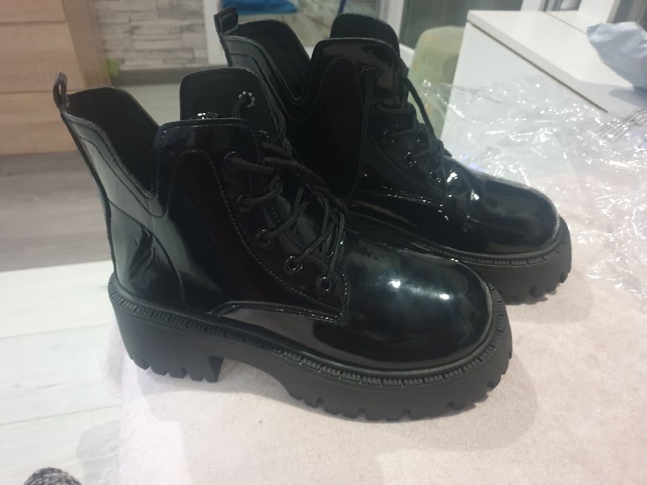 Боти с връзки лачени