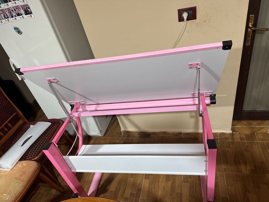 Masa de croitorie sau birou pentru desen tehnic  alb cu roz reglabila