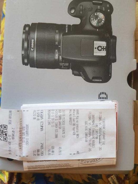 Продавам Фотоапарат Canon EOS 2000 със стойка