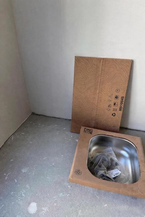 Chiuvetă de bucătărie și oglindă de baie.