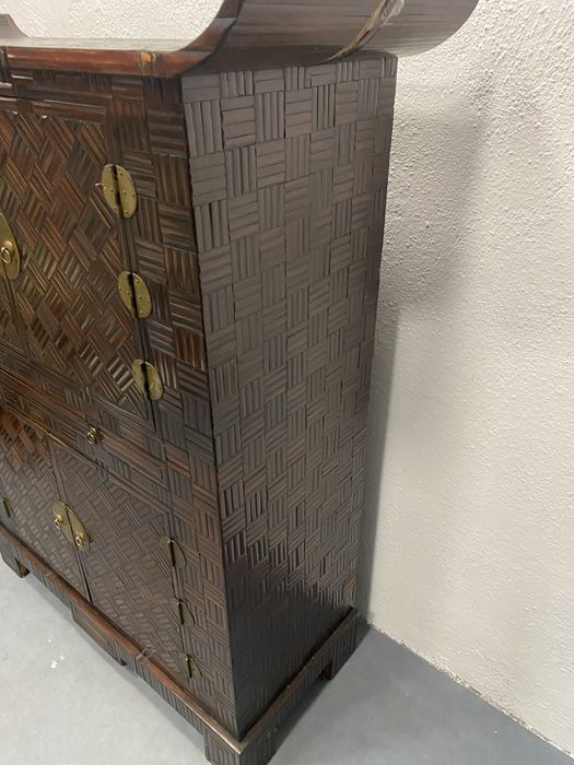 Стар китайски шкаф изработен ръчно с месингови панти