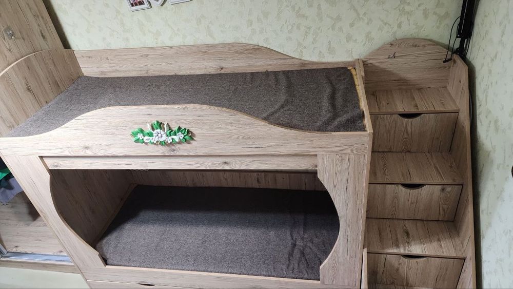 Продаётся шкаф, парта, диван , двухъярусная кровать