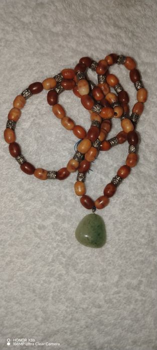 Бусы с кулоним продаю