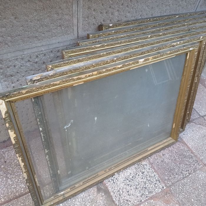 Стари големи дървени рамки със стъкло