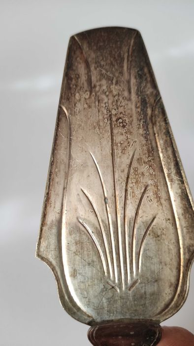 Посребрена шпатула за сервиране на торта