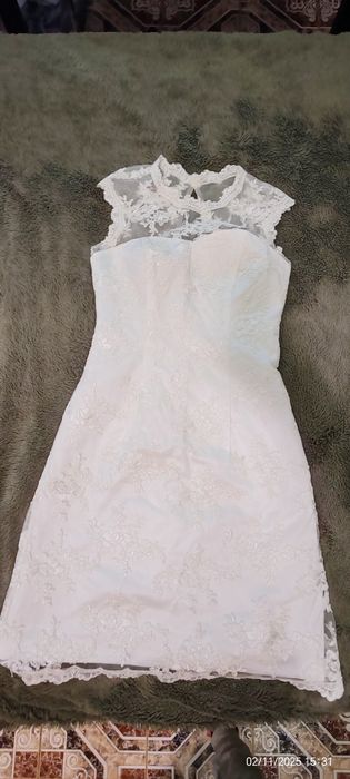 Бяла рокля под коляното