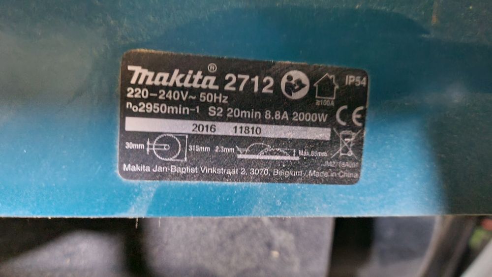 Vand circular cu masa Makita - 2000w, abrict si exhaustare