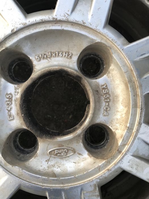 Janta de Ford fără cauciucuri pe 16