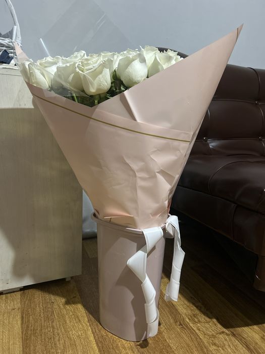 Белые свежие розы