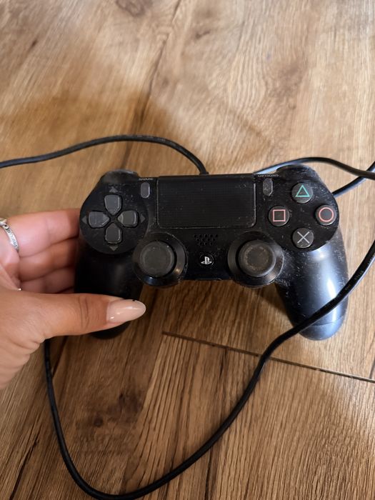 Playstation 4 + 2 джойстика + VR очила