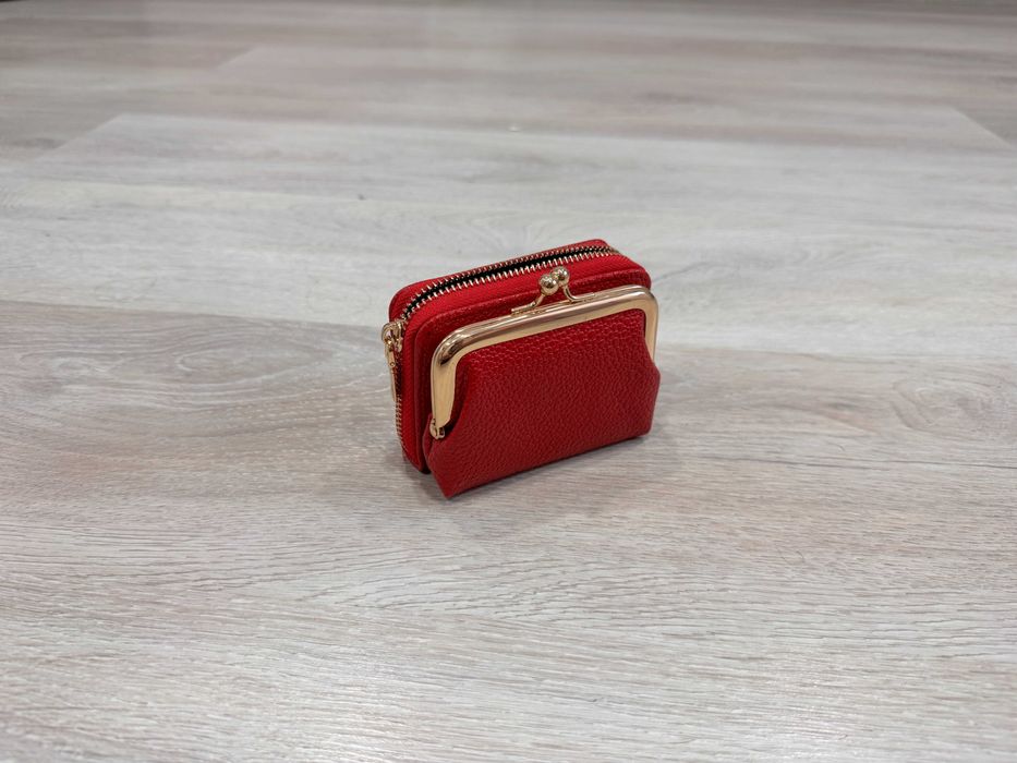 Червено дамско портмоне / малка чантичка с метална закопчалка