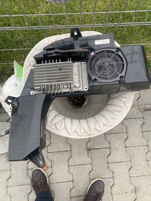 Vand subwoofer bose pentru seat exeo si audi a4