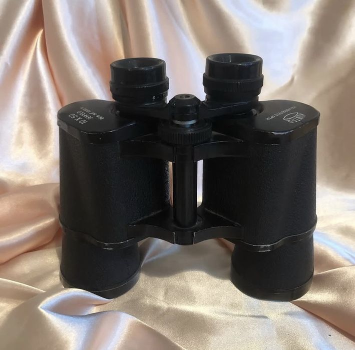 Binoclu HUNTER 10x50, în stare bună de funcționare