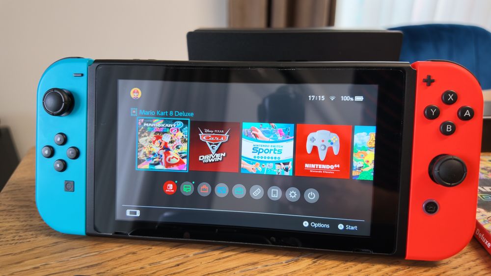 Vând Nintendo Switch (model standard) + Mario Kart 8 Deluxe + 2 volane