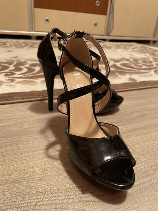 Vând sandale, marime 36