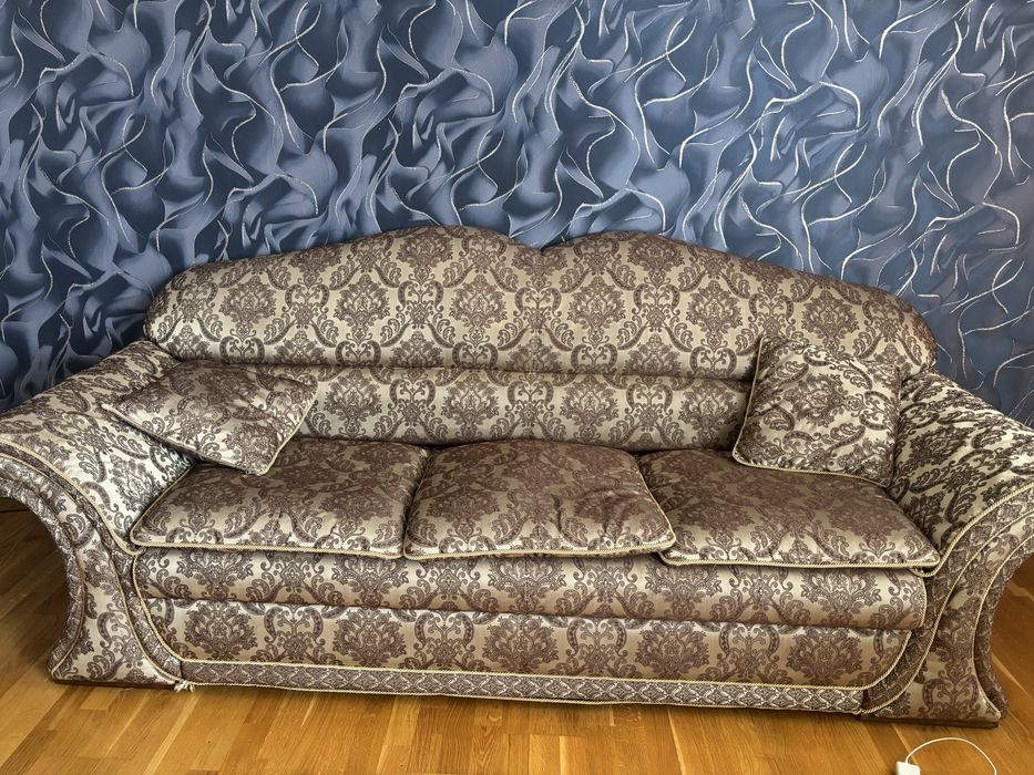 Продам диван с креслами и столиком