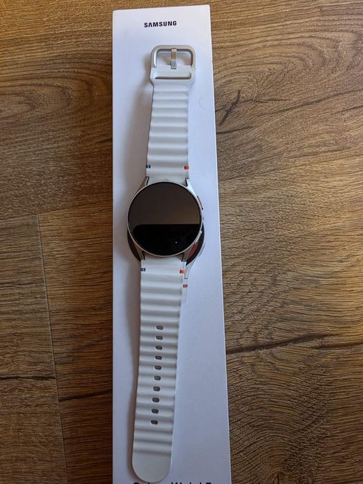 Samsung galaxy watch 7 cream