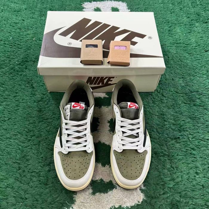 Travis Scott x Air Jordan 1 Low OG Medium Olive / Reverse Olive