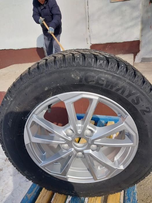 Продам новые шины зимние.Шипованные с дисками