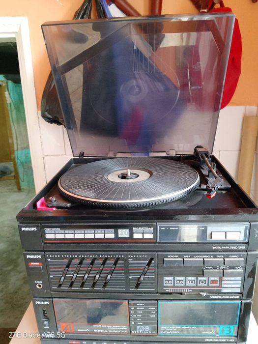 Запазен грамофон Филипс и плочи