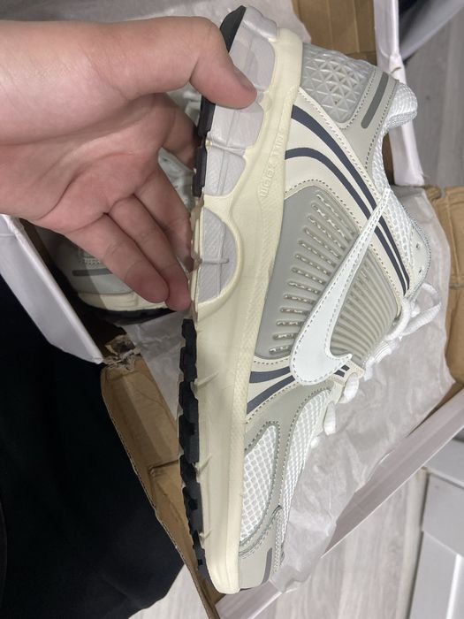 Продам  nike vomero 5