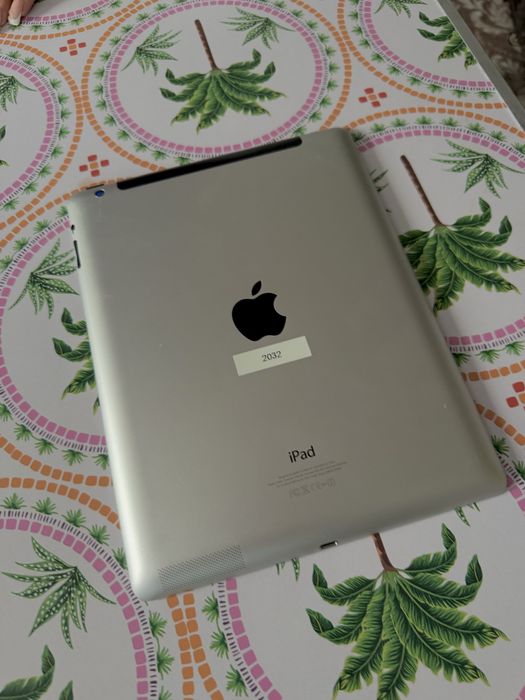 ЧИСТО НОВ iPad 4th gen!