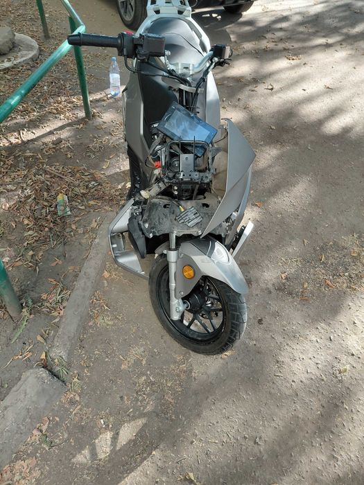 Продаю скутер Adv 180.