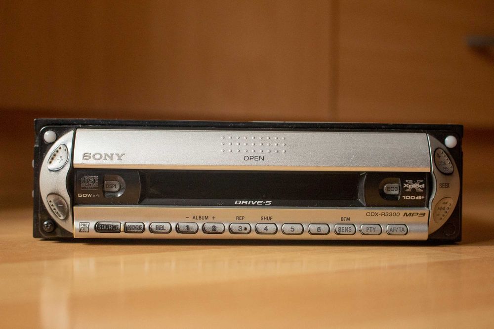 Sony CDX-R3300 радио и CD плеър