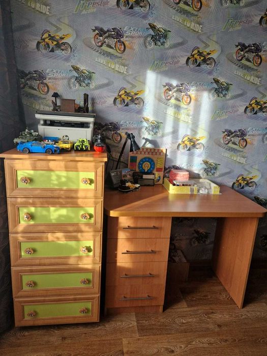 Шкаф , комод, стол  в детскую