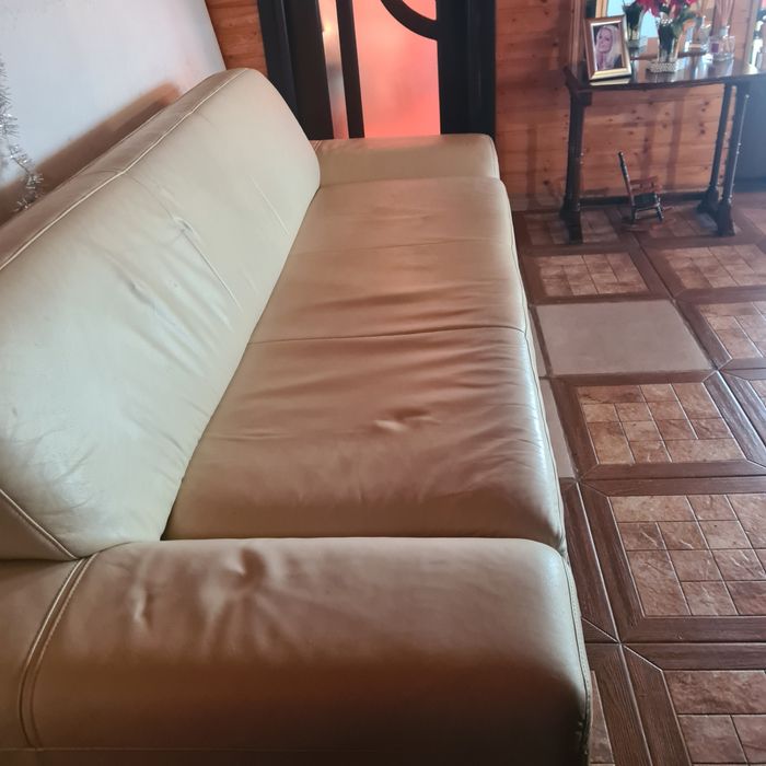 Vând canapea din piele fixa