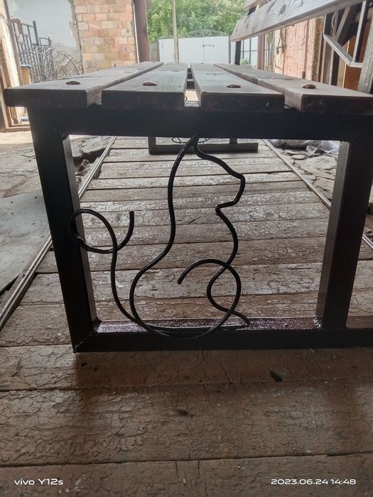 Лавочки. Лиственница , сосна .