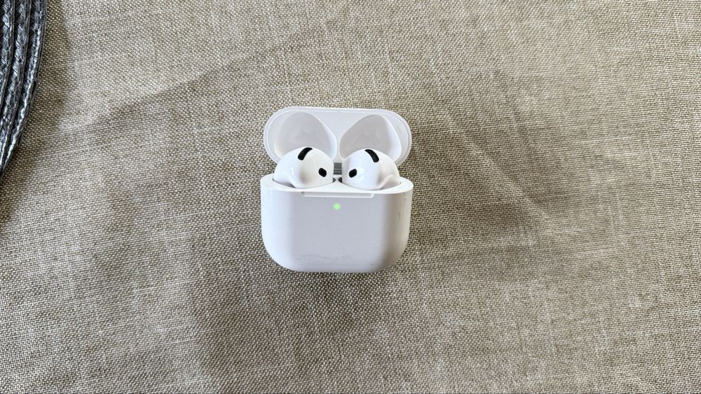 Airpods слушайки