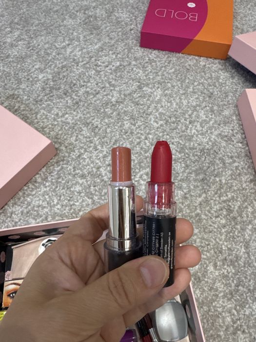 Целый бокс Разной косметики:парфюм, 6 помад 2 карандаша для губ, сереж