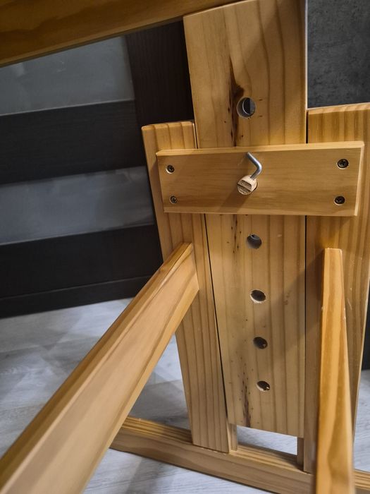 Дървено регулируемо бюро с повдигащ механизъм.