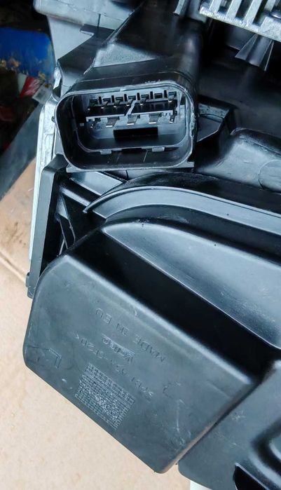 Set Faruri BMW BMW X1 (E84) LCI E84 Facelift NOI  VALEO 2012-2015 electric , tip bec D1S, are motoras, fara balast, bi-xenon cu lumini de zi