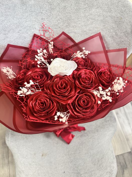 Buchet din trandafiri rosu cu alb