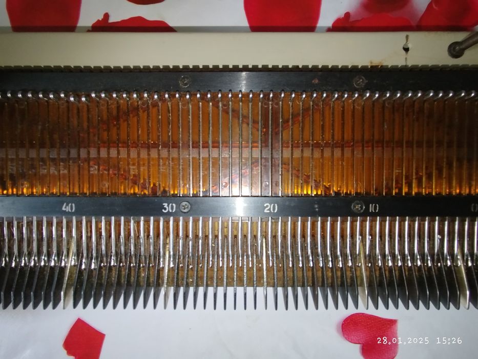 Продается вязальная машина Нева 6 с инструкцией и запчастями.