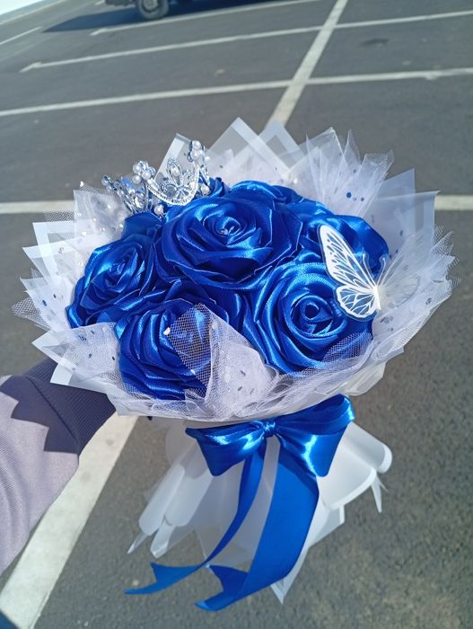 Buchet elegant de trandafiri din satin