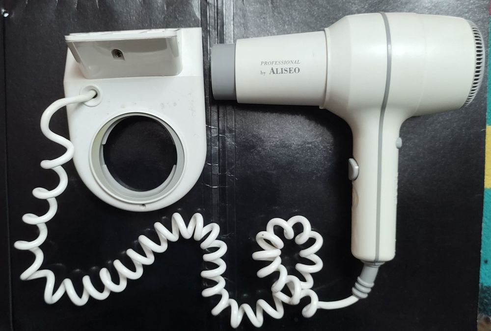 Vând uscător de păr profesional"by ALISEO"