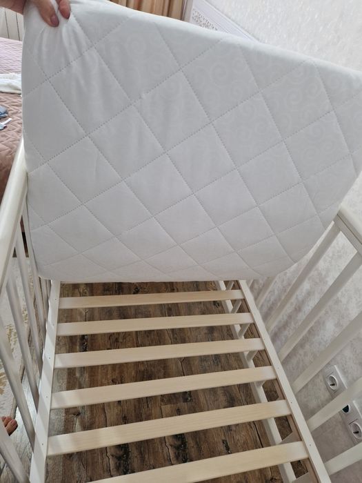 Детская кроватка белая