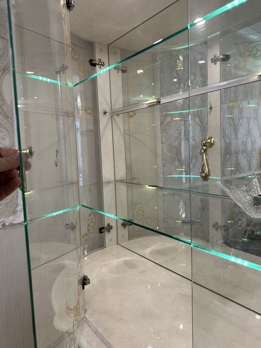 Продам витрину в гостинную для посуды