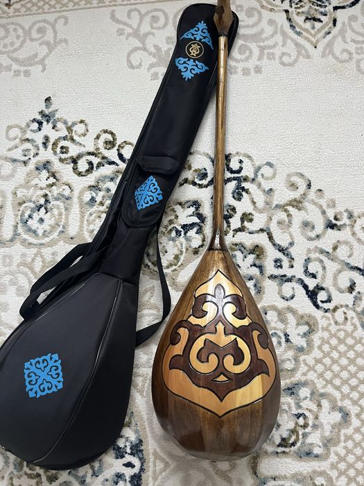 Домбыра вместе с чехлом