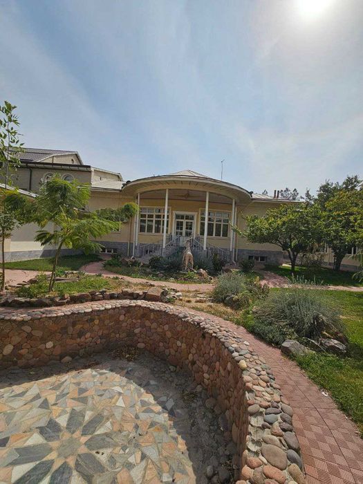 Сдаётся в аренду двор 
под хостел, детский сад