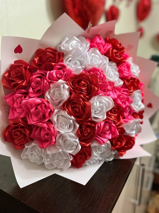 Розы из атласных лент