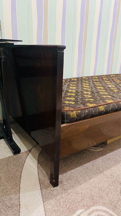 Кровать односпальная.