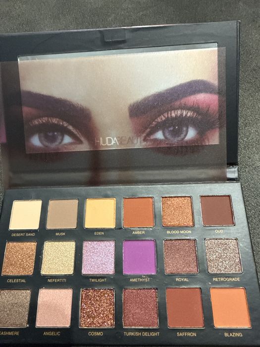 Палитра  със сенки Huda Beauty